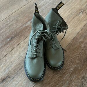 NEW Dr. Marten lace-up boots